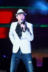 高清图：东方卫视跨年火热上演 郭富城展舞王风范