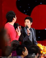 组图：毕福剑撒贝宁斗嘴 “开心麻花”组合闹元宵