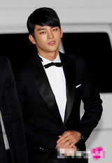 组图：徐仁国帅气亮相 剪刀手卖萌