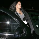 组图：蕾哈娜戴帽子躲避镜头 乱发飞舞不在意