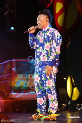 组图：陈奕迅三场连唱落幕 险跌落舞台酿意外