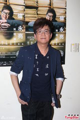 组图：伦永亮演唱会尾场 即兴拉叶德娴上台合唱