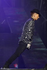 高清图：张佑赫狂学小沈阳笑全场 与莫文蔚贴身热舞