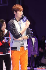 组图：李敏镐休闲装帅气亮相 长腿偶吧笑容迷人