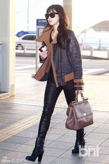 组图：f(x)宋茜皮衣皮裤秀帅气机场时尚