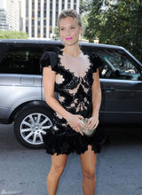 高清组图：芭儿-拉法莉透视短裙亮相纽约时装周