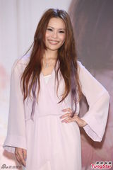 组图：周蕙粉裙亮相气质优雅 现场洒泪否认整形