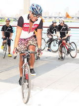 组图：张震岳抛颓废风走运动路线 骑单车环岛