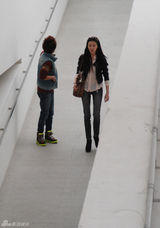 组图：孙菲菲素颜看画展 紧身牛仔现修长美腿