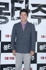 组图：《蒙太奇》首尔首映 严正花金尚京亮相