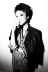 组图：韩雪烟熏妆短发造型颠覆演绎中性美