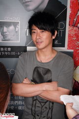 组图：孙耀威写歌忆心酸往事 称早年像患抑郁症