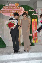 组图：谢婷婷安志杰甜蜜秀 对霆锋柏芝复合不表态