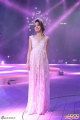 组图：容祖儿半裸开唱 自嘲瘦到没胸只剩两点