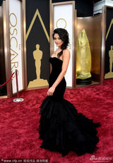 组图：07年美国小姐蕾切尔-斯密斯鱼尾黑纱裙