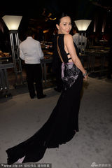 组图：刘嘉玲大露背长裙出席派对和大s婆婆合影