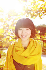 组图：周子琰《立秋》写真 黄叶温暖文艺十足