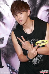 组图：黄鸿升送女粉丝拥抱 望交港女友学广东话