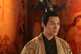 组图：《倾世皇妃》上演登基大典 严宽扮相英武