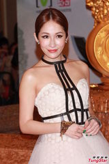 组图：萧亚轩抹胸裙露香肩 电眼勾人红唇诱惑