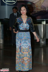 组图：晶刚香港婚宴 汪明荃红唇蓝裙优雅亮相