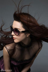 幻灯图：范冰冰代言太阳眼镜 波浪卷发显慵懒气质