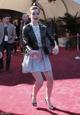 组图：艾玛-沃特森《遭遇雷劈》首映险狼狈摔倒