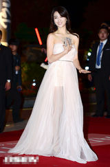 组图：朴和善亮相笑容甜美 纱裙摇曳宛若仙女