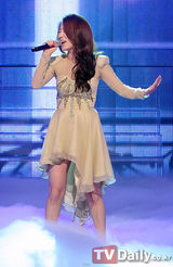 组图：韩团少女时代露小蛮腰 新曲打榜三连冠