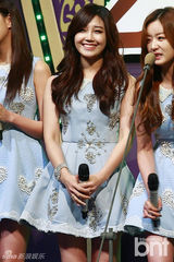 组图：EXO与Apink助阵颁奖礼 f(x)水晶捧奖