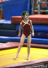 组图：小苏瑞猛练体操 奥运“种子”初长成