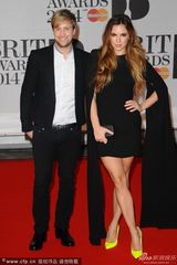 组图：“西域男孩”奇恩-伊根搂娇妻恩爱登红毯