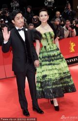 组图：章子怡荧光绿色长裙搭皮草优雅迷人