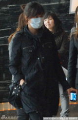 幻灯图：徐静蕾口罩遮面保距离 黄立行悠闲漫步