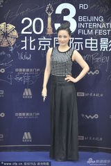 组图：孙宁美裙亮相蓝毯 于和伟挽李琳现身