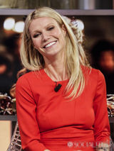 组图：格温妮丝上节目展示厨艺 表情夸张频笑场