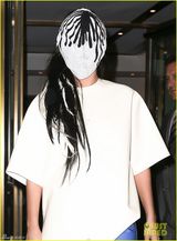 组图：LadyGaGa戴诡异面罩出行 超高跟鞋拗造型