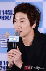 组图：李光洙宋智孝出席《海洋警察》媒体试映