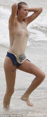 组图：莱奥纳多女友出海度假 真空湿身双乳尽显