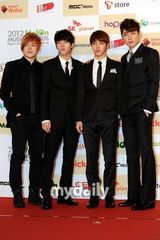 组图：Melon颁奖歌手云集 BEAST等帅气亮相