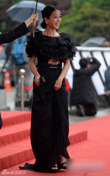 组图：《圣殇》女主赵敏秀别致美裙显贵气