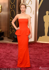 奥斯卡红毯搞怪集锦 劳伦斯跌倒曼努诺躲猫猫