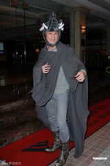 组图：钟镇涛生日携女亮相派对 谭咏麟叶童现身