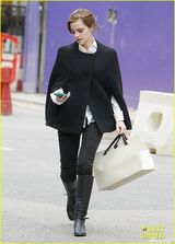 组图：艾玛沃特森黑斗篷伦敦血拼 素颜清新袭人