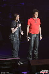 组图：齐秦澳门开唱庆端午 辛晓琪黄裙助阵