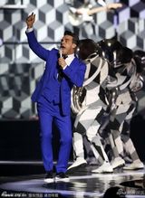 组图：罗比-威廉姆斯蓝西装复古 抢眼献唱全英