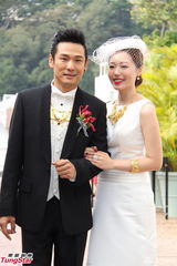 组图：杜德伟现场派发红包 新娘秀钻戒金饰贵气