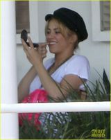 组图：夏奇拉清新造型逛街 美国之声第六季回归