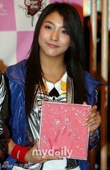 幻灯：f(x)Shinee出席练歌厅开业仪式 留手印纪念