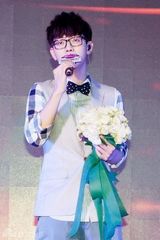 组图：胡夏新专辑成都发布会 绅士打扮人气旺